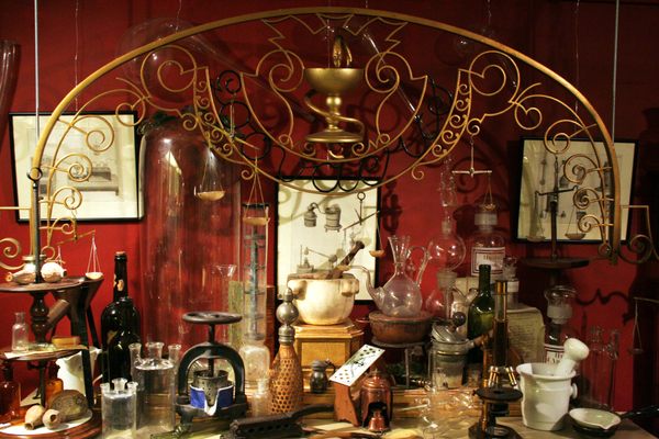 Speciality shop in scientific and pharmaceutical objects.