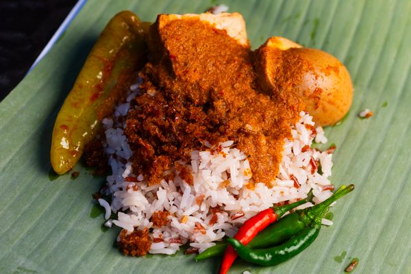 The name of this dish means “trader’s rice” in Malay dialect.