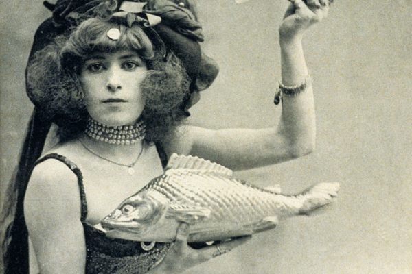 “Allow me to address to you / With my deepest tenderness / This beautiful fish, fresh and discreet / To which I have confided my secret,” says this April Fish card in French.