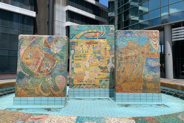 The front side of the fountain.