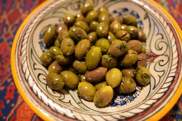 Al-Tujībī’s recipe for marinated olives seasoned with oregano and salt.