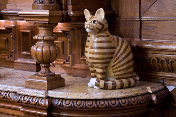A statue at KattenKabinet